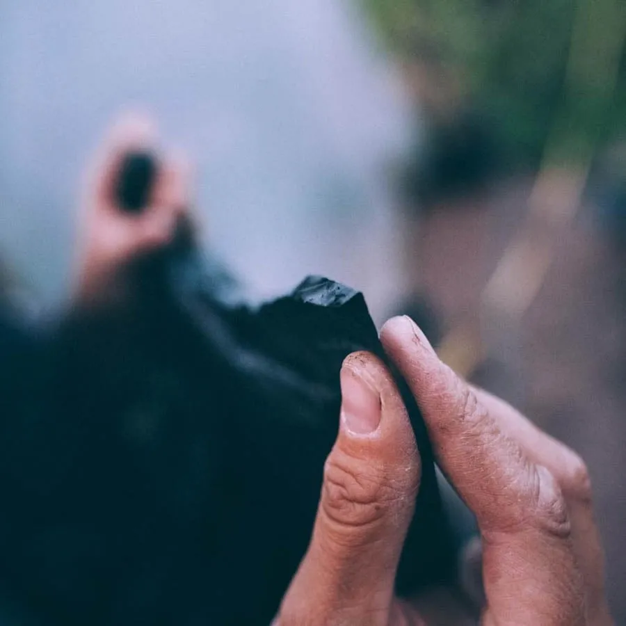 Bioagri komposterbar markduk i närbild med hand som håller materialet.